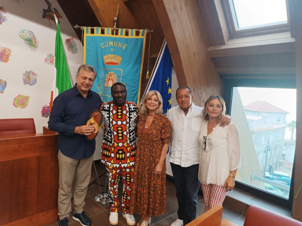 “E TI PORTO IN AFRICA”  Comune di Castellabate dona piantagione di cacao a famiglie povere